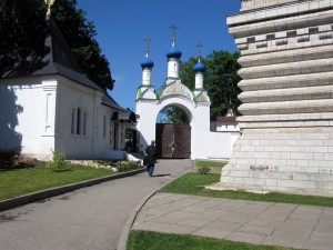 Святые ворота и часть территории монастыря (Европейская часть России)
