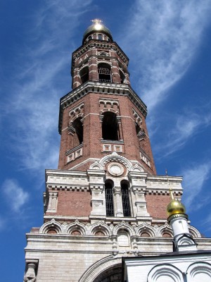 Снизу колокольня Иоанно-Богословского монастыря словно упирается в небо (Европейская часть России)