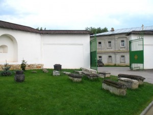 Необычные гробы на территории монастыря (Европейская часть России)
