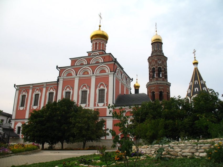 Фото достопримечательностей Европейской части России: Иоанно-Богословский собор. За ним видна колокольня