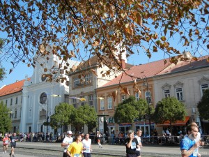 Теплая осень и международный марафон на Главной улице Кошиц (Словакия)