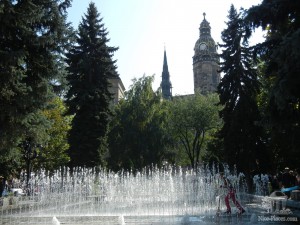 Танцующий фонтан и северная башня собора Елизаветы (Словакия)