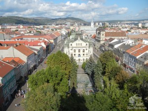 Вид на Главную улицу Кошице со смотровой площадки северной башни собора Елизаветы, высота около 55 м. (Словакия)