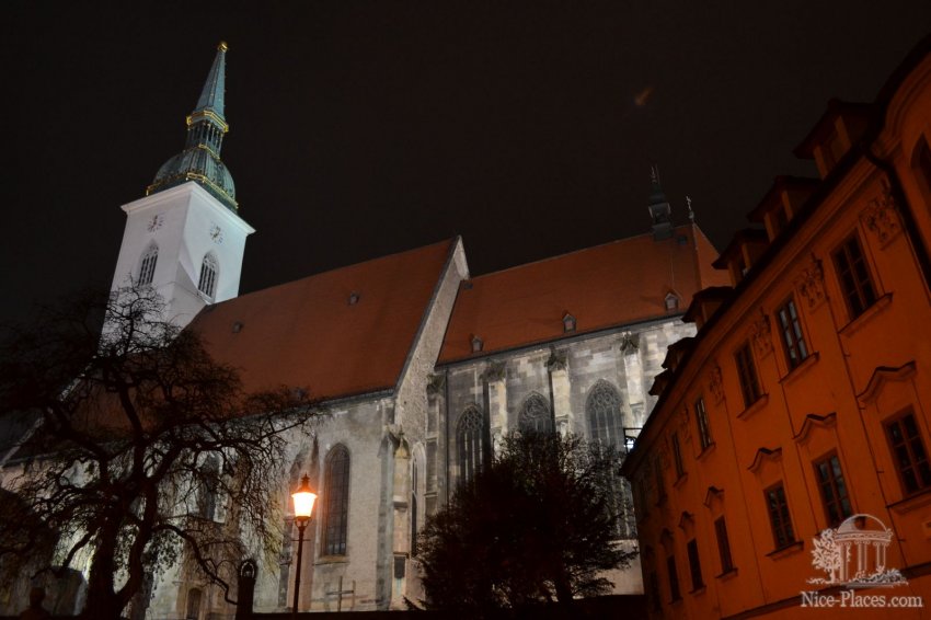 Фото достопримечательностей Словакии: Собор Святого Мартина — кафедральный костел Братиславы