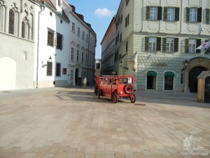 Прогулочный автобус на Главной площади (Словакия)