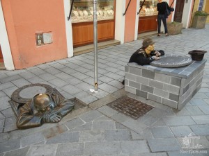 Памятник сантехнику в Братиславе. Рядом позирует живой человек (Словакия)