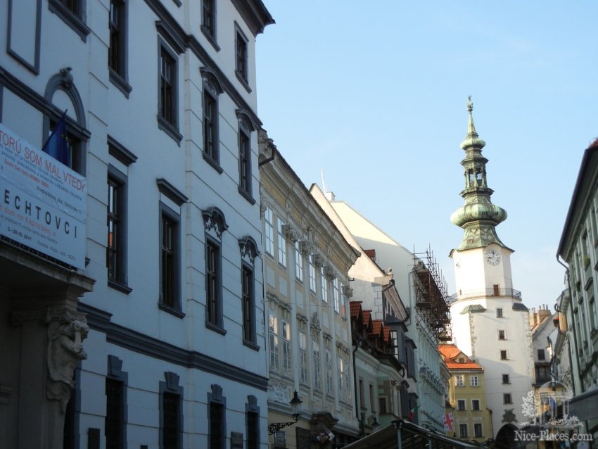 Фото достопримечательностей Словакии: Исторический центр Братиславы. Впереди Михалска Брана