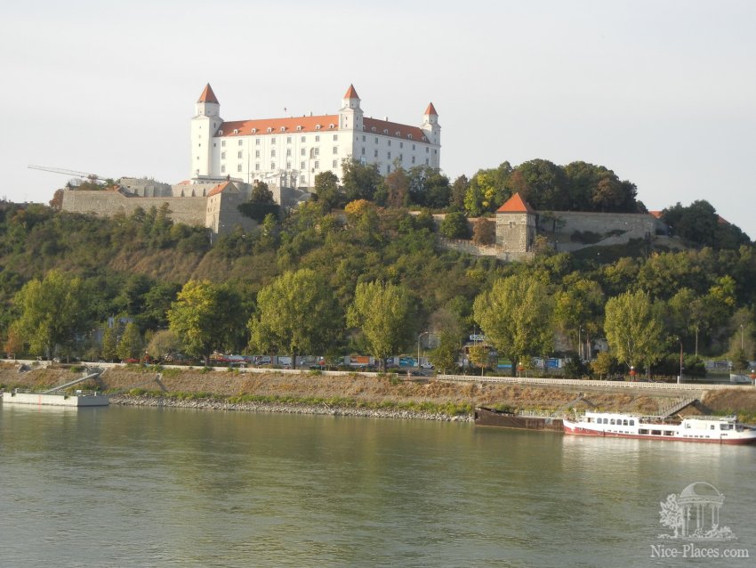 Фото достопримечательностей Словакии: Вид на Братиславский град с нового моста
