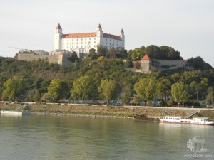 Вид на Братиславский град с нового моста (Словакия)