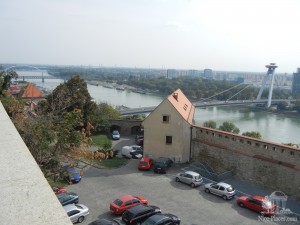 Вид с Братиславского града на Новый мост, Дунай и жилой район Петржалку (Словакия)
