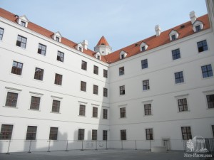Внутренний двор Братиславского замка (Словакия)
