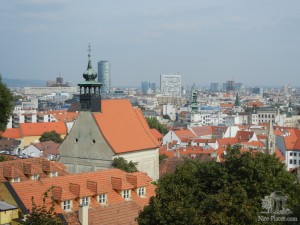 Вид на старый город с Братиславского града (Словакия)