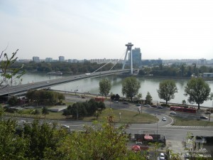 Вид на Новый мост со стен Братиславской крепости (Словакия)