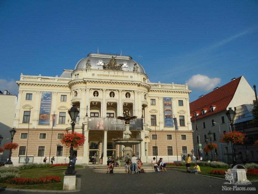 Фото достопримечательностей Словакии: Здание Оперного театра в Братиславе