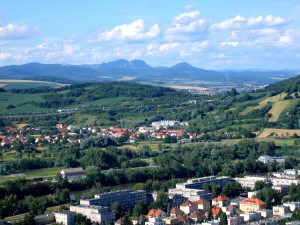 Вид на Тренчин и окрестности со смотровой площадки замка (Словакия)