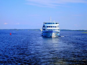 Круизный теплоход, через Онежское озеро доставляющий туристов к острову Кижи (Карелия)