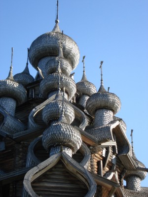 Купола Преображенской церкви крупным планом (Карелия)