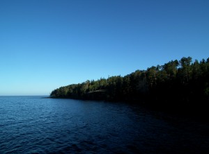 Берег острова Кижи, словно спускающийся в темные воды Онежского озера (Карелия)