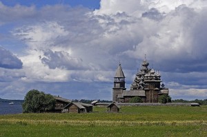 Грозовые облака, готовые обрушить столп дождя на памятники деревянного зодчества (Карелия)