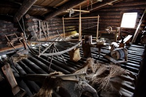 Старые вещи на чердаке старинного сруба - часть экспозиции музея-заповедника "Кижи" (Карелия)