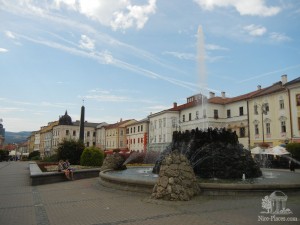 Вид на фонтан и монумент воинам-освободителям на площади Словацкого Народного Восстания Баньской Быстрицы (Словакия)