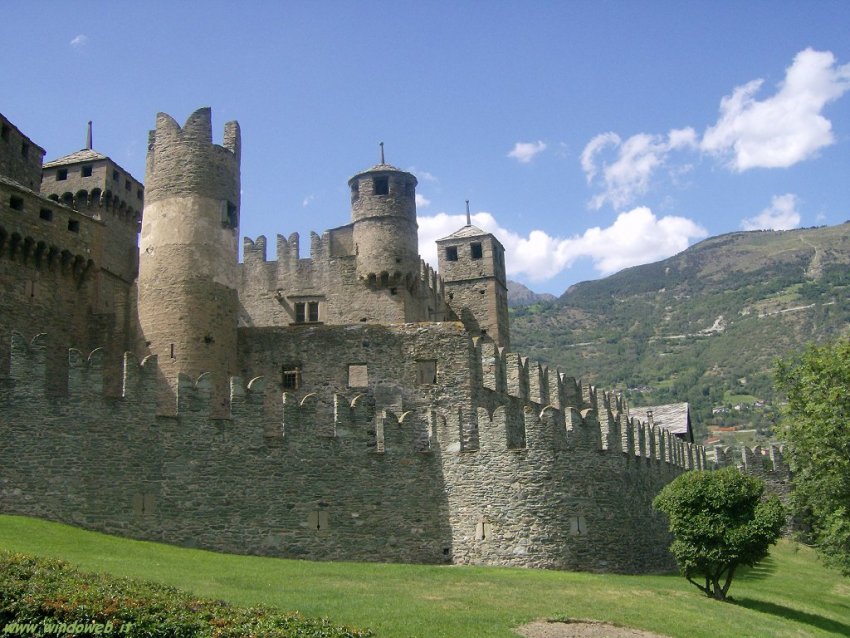 Фото достопримечательностей Италии: Замок Фенис (Castello di Fenis) в провинции Валле д'Аоста 