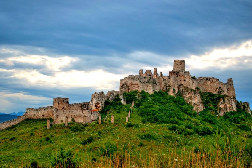 Фото достопримечательностей Словакии: Спишский замок в районе Татранской Ломницы