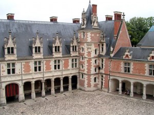 Внутренний двор замка Шато-де-Блуа (ch&#226;teau de Blois) (Франция)