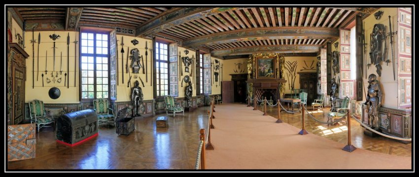 Фото достопримечательностей Франции: Зал с оружием и рыцарскими доспехами в замке Шеверни