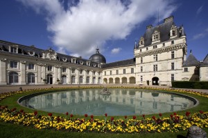 Двор замка Валансэ с прудом (Франция)
