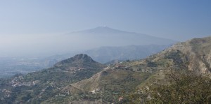 Вид на вулкан Этна из Таормино (Италия)
