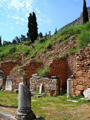 Дельфы. Руины колонн и стен античного города (Греция)