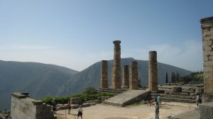 Руины храма Аполлона и вид на горы (Греция)