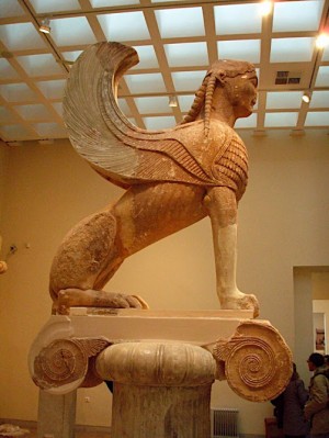 Сфинкс Naxian. Экспозиция Дельфийского археологического музея (Греция)