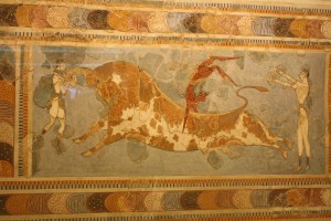 Знаменитая фреска "Игры с быками" в археологическом музее Ираклиона (Греция)