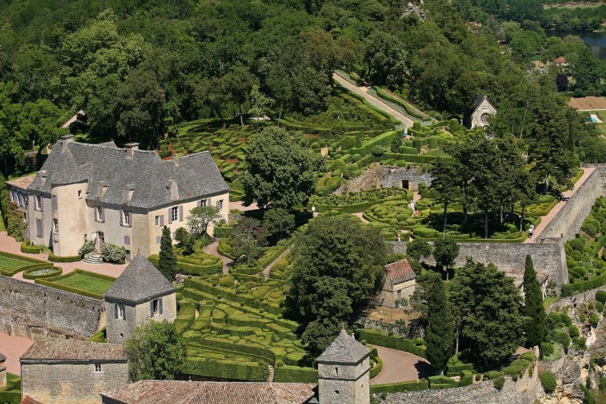 Фото достопримечательностей Франции: Вид на замок Маркессяк (Marqueyssac) и самшитовый сад возле него