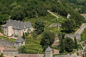 Вид на замок Маркессяк (Marqueyssac) и самшитовый сад возле него (Франция)