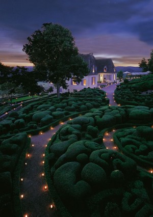 Сад и замок Маркизьяк в ночной подсветке (Франция)