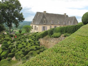 Вид с верхней террасы на замок Маркизьяк с кусочек сада (Франция)
