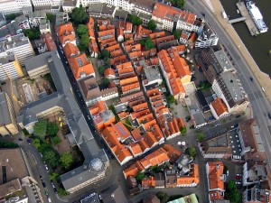 Вид с высоты полета на квартал Schnoor. Домики до того тесно расположены, что не видно улиц. (Германия)