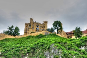 Замок Хоэншвангау. Вид с нижней террасы холма (Германия)