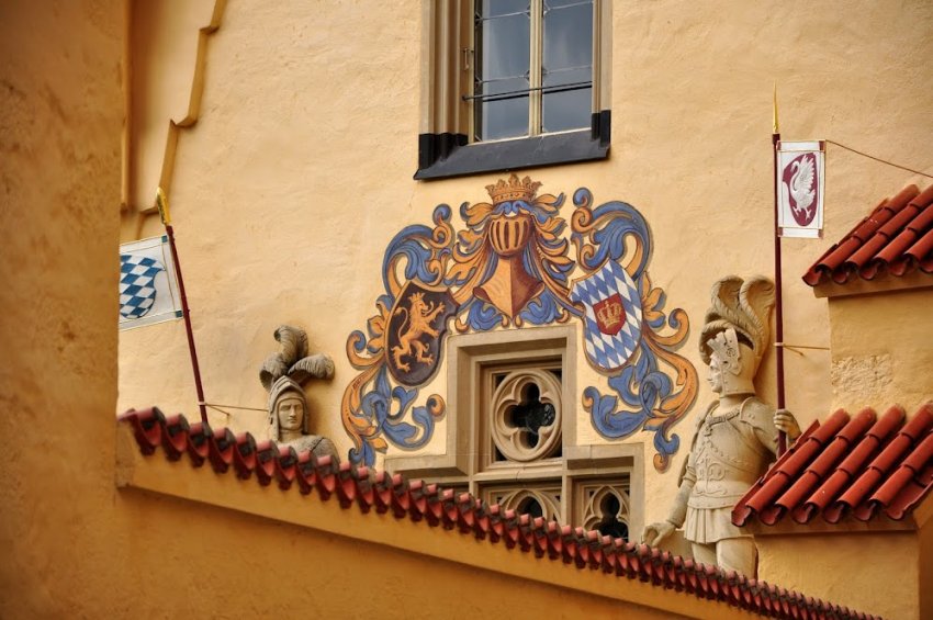 Фото достопримечательностей Германии: Родовые гербы владельцев замка Хоэншвангау
