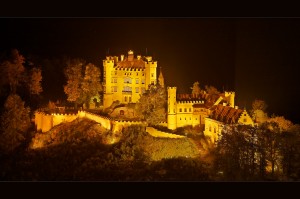 Замок Хоэншвангау в ночной подсветке (Германия)