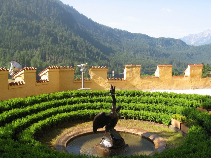 Фото достопримечательностей Германии: Фонтан-лебедь и обзорная площадка замка Хоэншвангау.