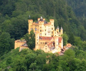 Общий вид на замок Хоэншвангау. (Германия)