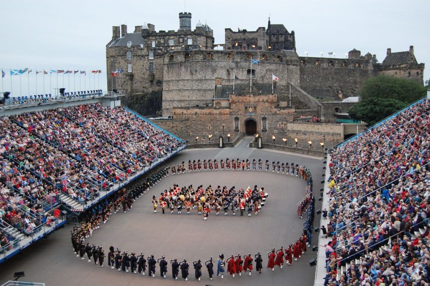 Фото достопримечательностей Великобритании (Англии): Парад на площади у ворот Эдинбургского замка
