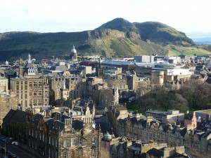 Вид на Эдинбург и холм "Трон Короля Артура" с Эдинбургского замка (Великобритания (Англия))
