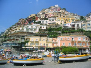 Вид на итальянский городок-курорт Позитано (Италия)