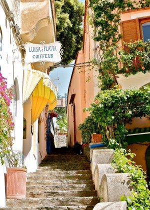 Живописная узкая улочка в Позитано (Италия)