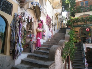 Типичная улочка с магазинами в Позитано (Италия)